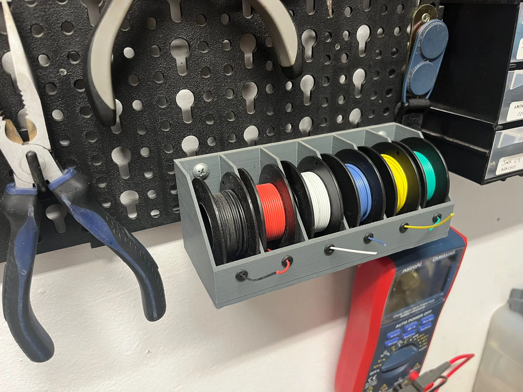 Giá đỡ cuộn dây điện treo tường