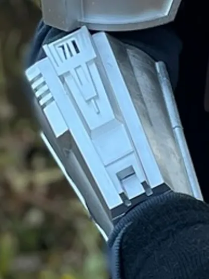 Cánh tay phải của Mandalorian với súng phun lửa có đèn