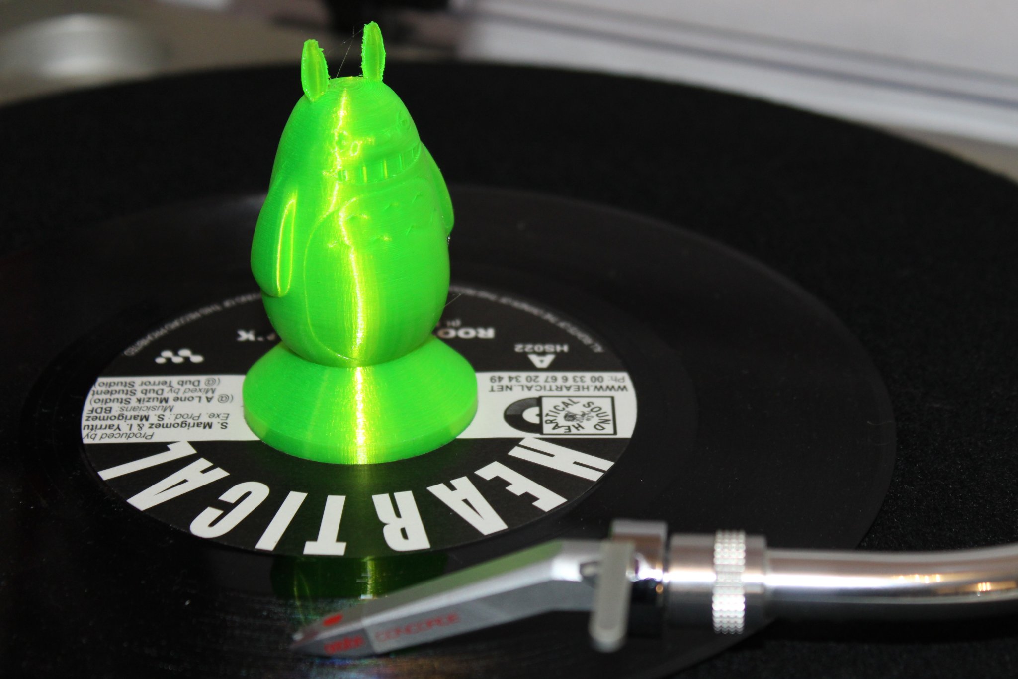 Bánh đĩa nhạc 7 inch với hình Totoro trên đỉnh