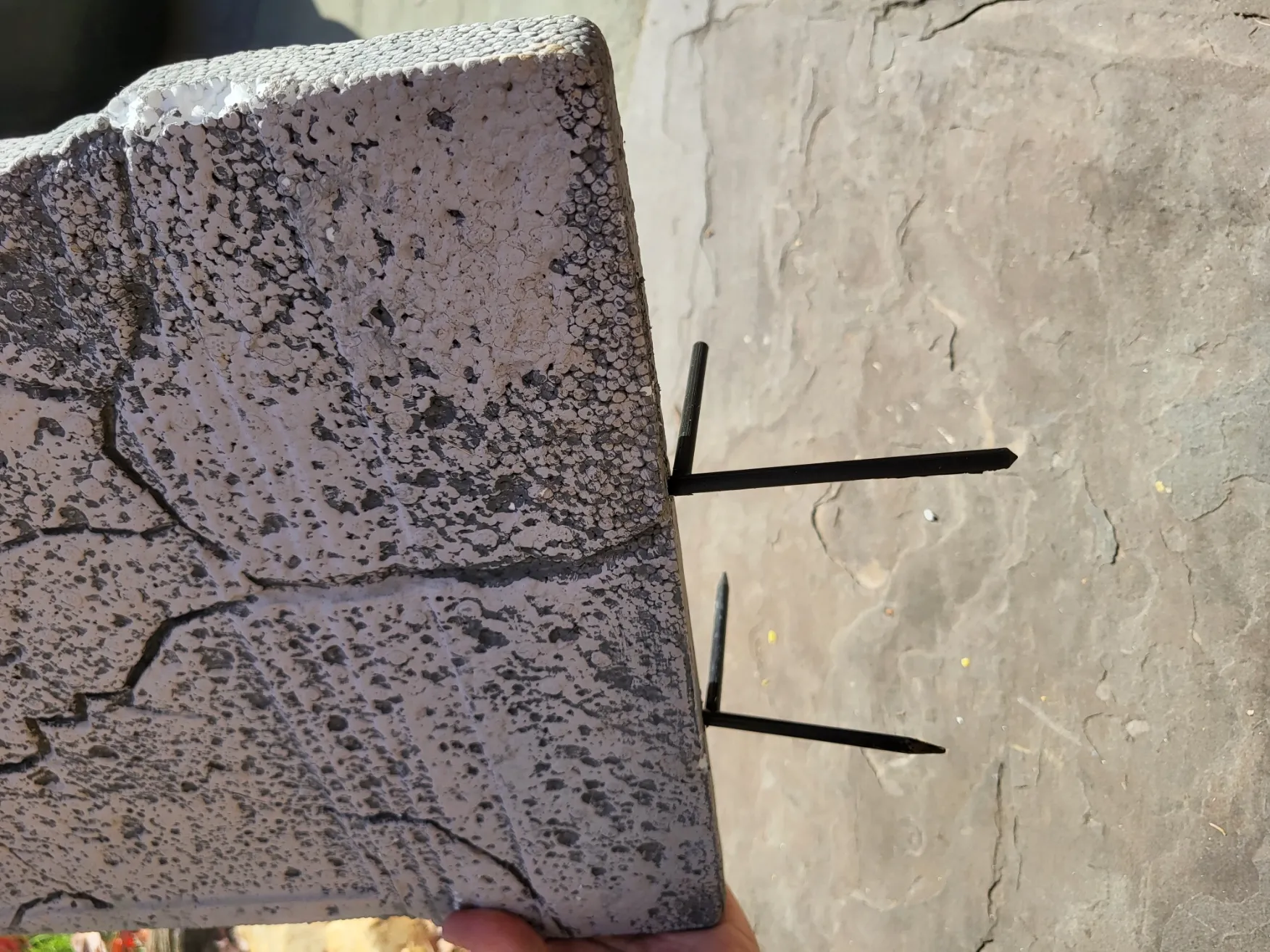 Cọc đỡ bia mộ bằng foam cho trang trí Halloween