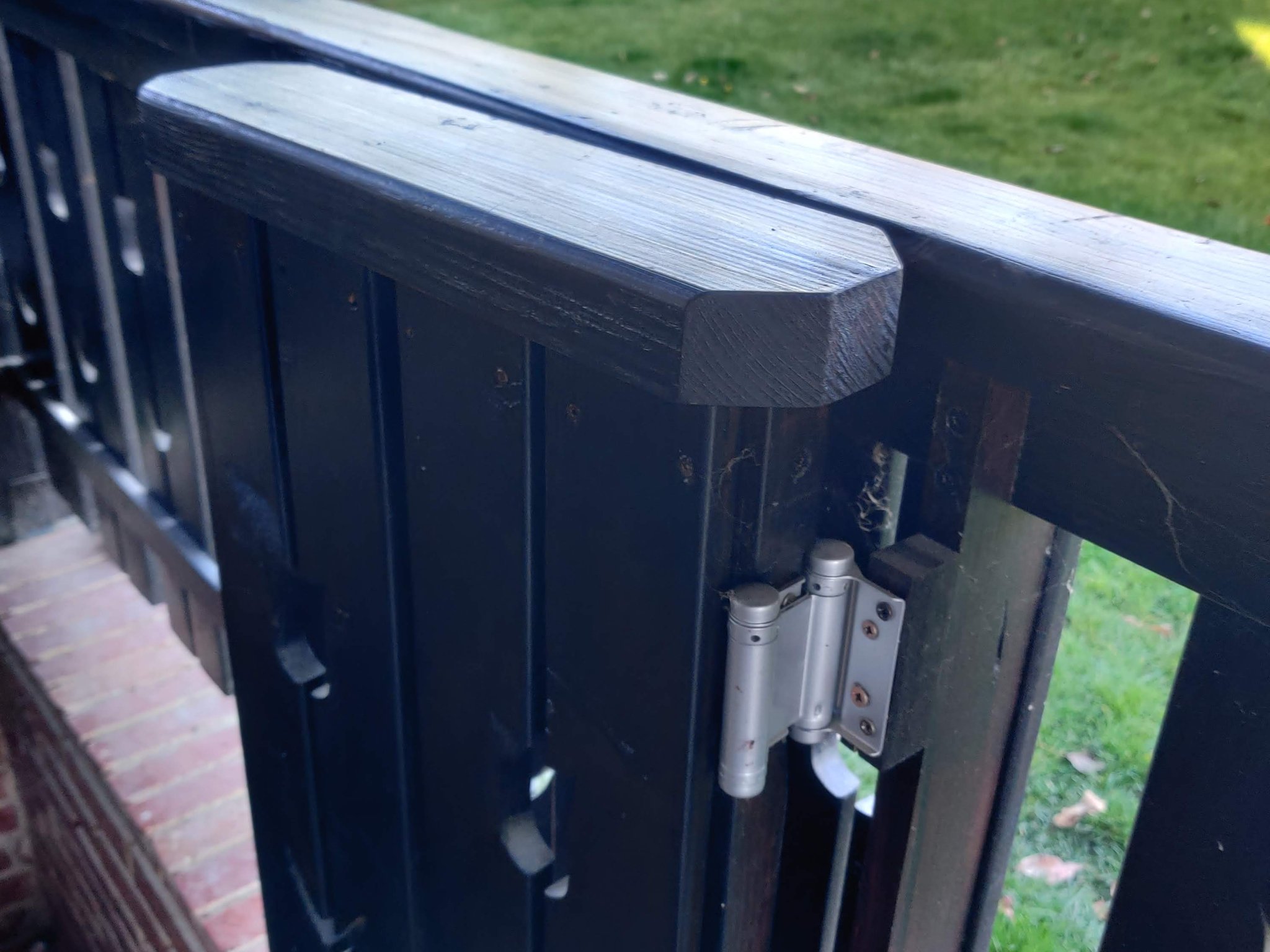 Khóa cửa giữ cửa mở hoặc đóng chắc chắn