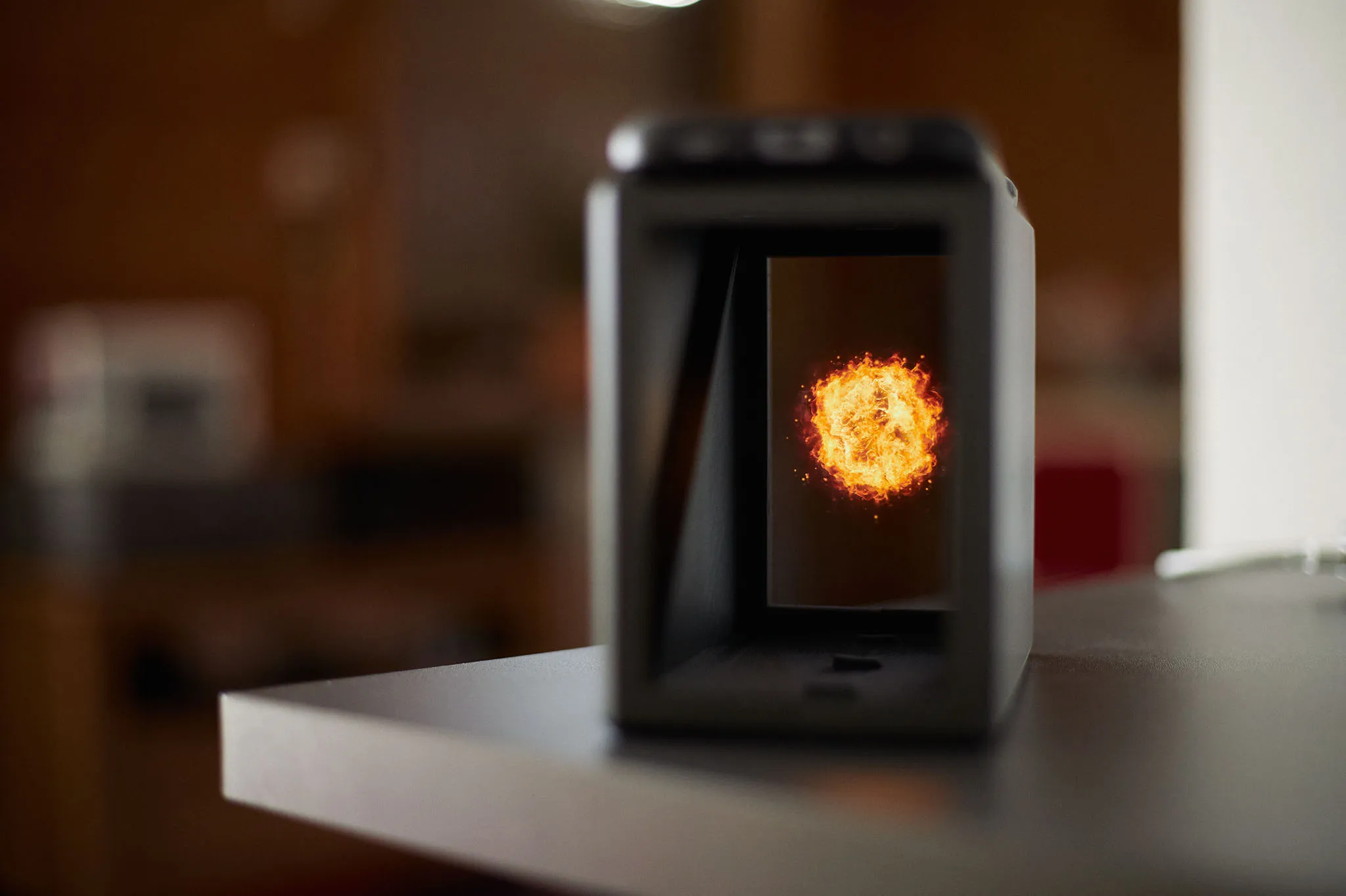 Hộp hologram đứng cho smartphone theo kỹ thuật ảo ảnh Pepper