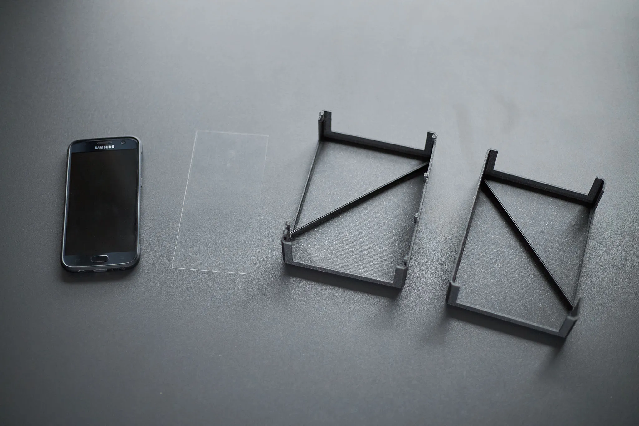 Hộp hologram đứng cho smartphone theo kỹ thuật ảo ảnh Pepper