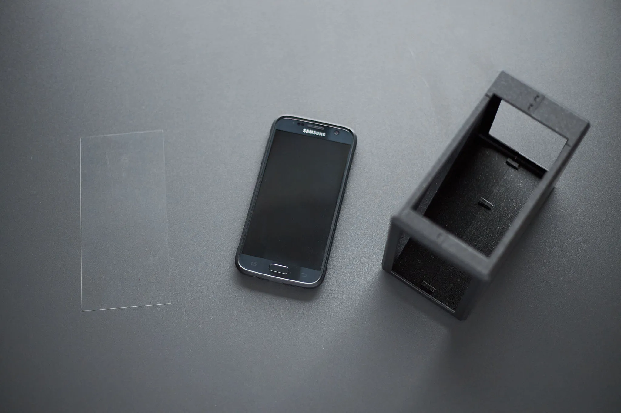 Hộp hologram đứng cho smartphone theo kỹ thuật ảo ảnh Pepper