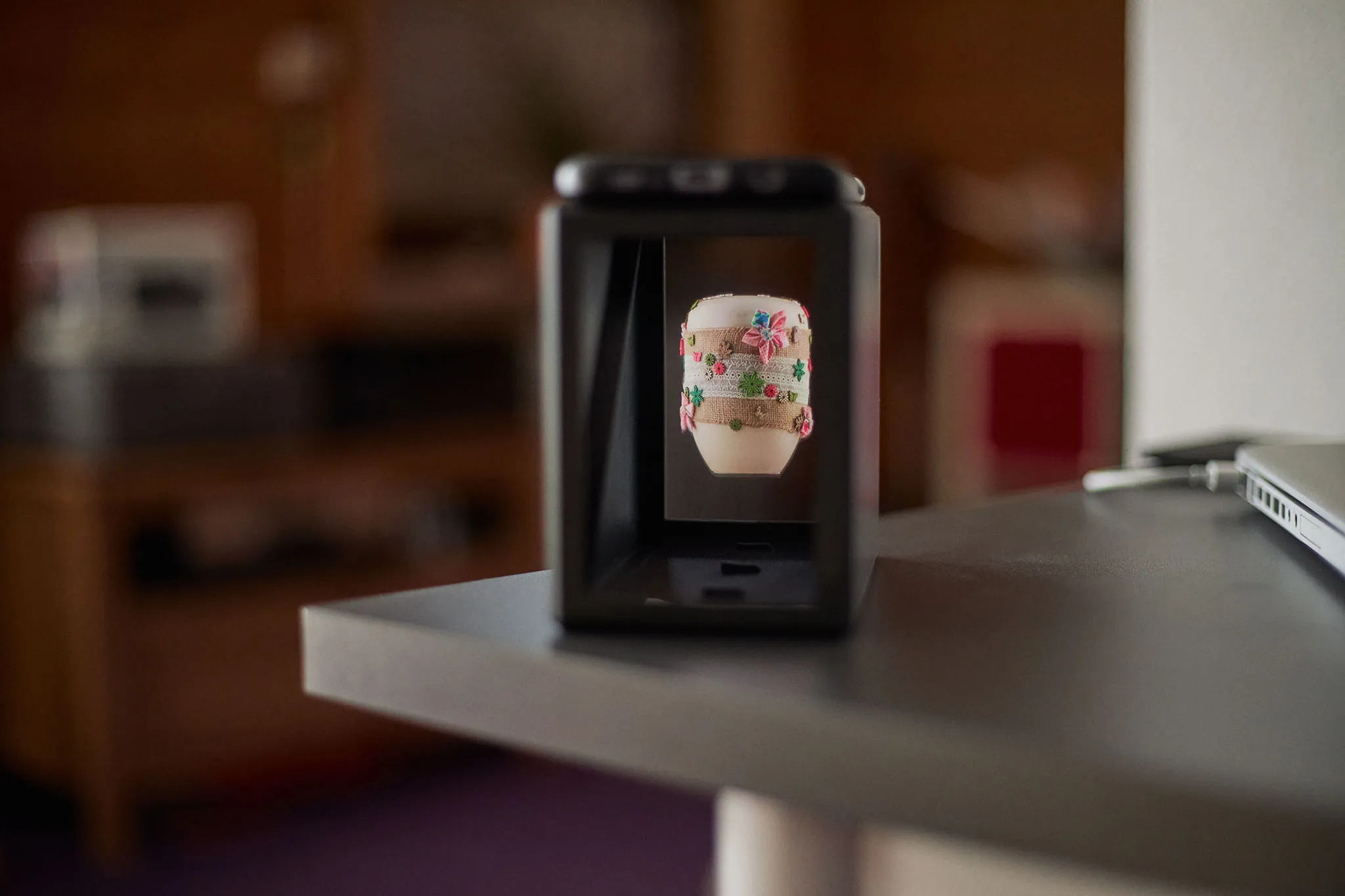 Hộp hologram đứng cho smartphone theo kỹ thuật ảo ảnh Pepper