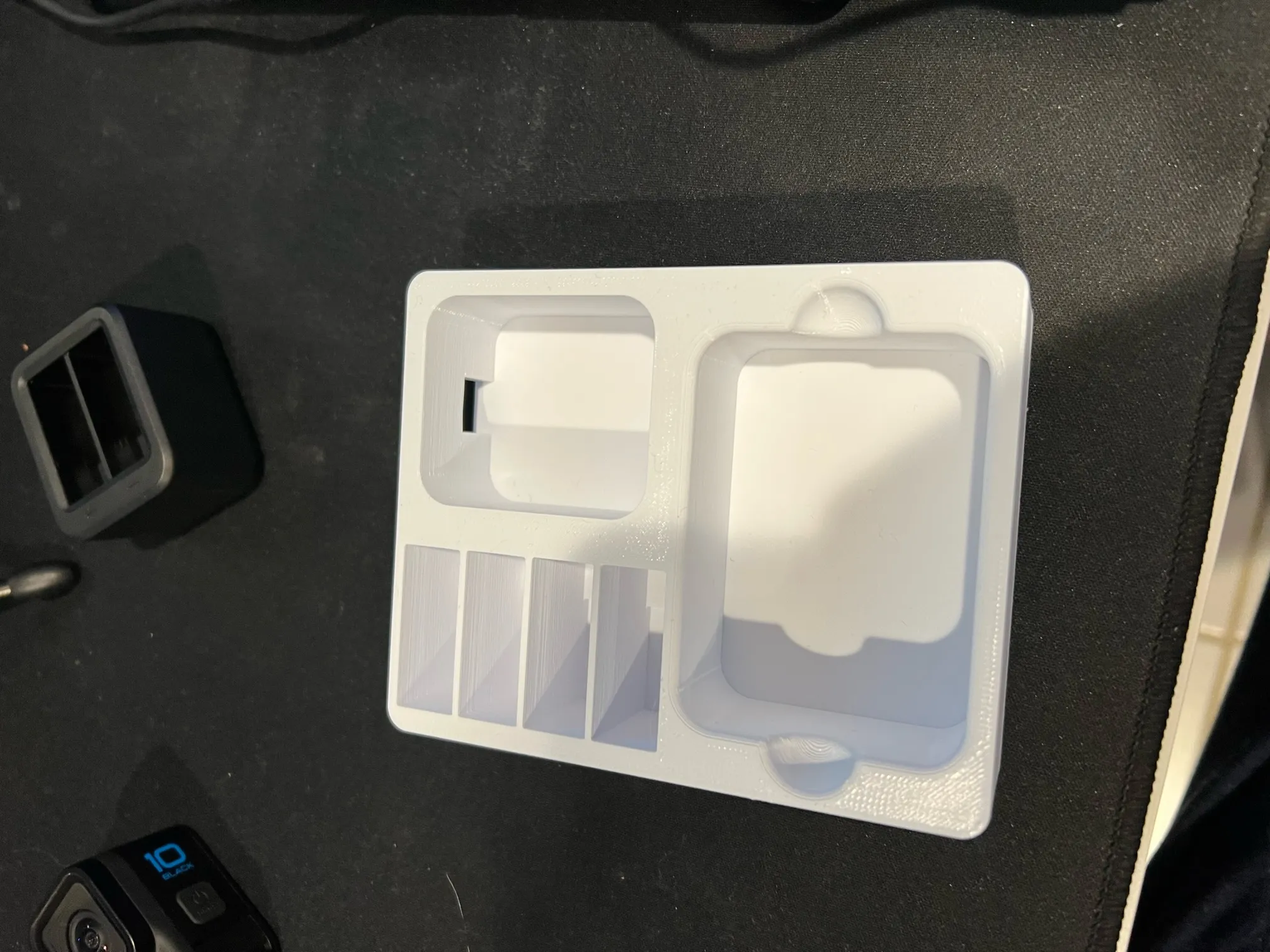 Giá đỡ GoPro Hero 10/11/12 và 4 pin trên bàn làm việc