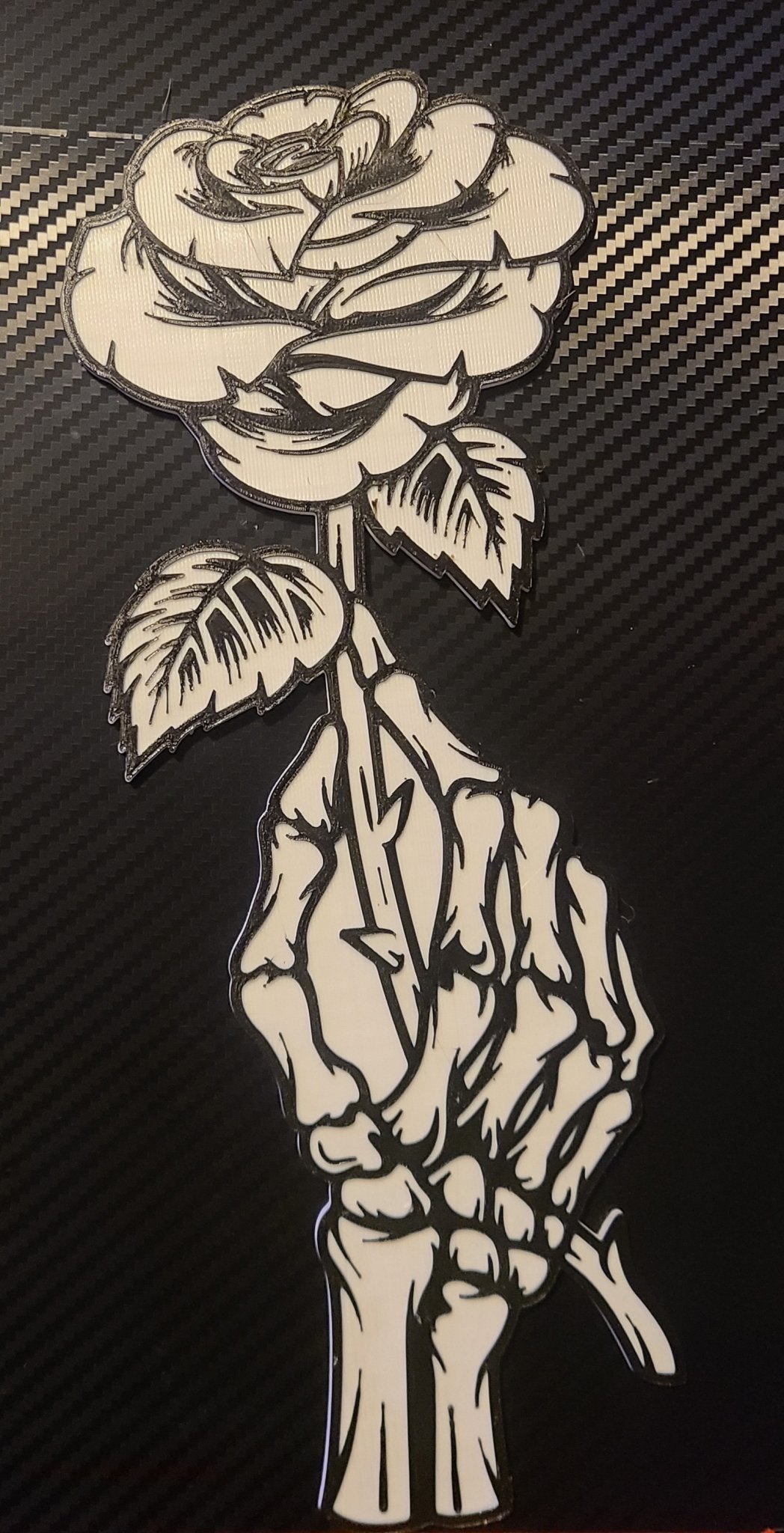 Tay bộ xương cầm hoa hồng in màu độc đáo