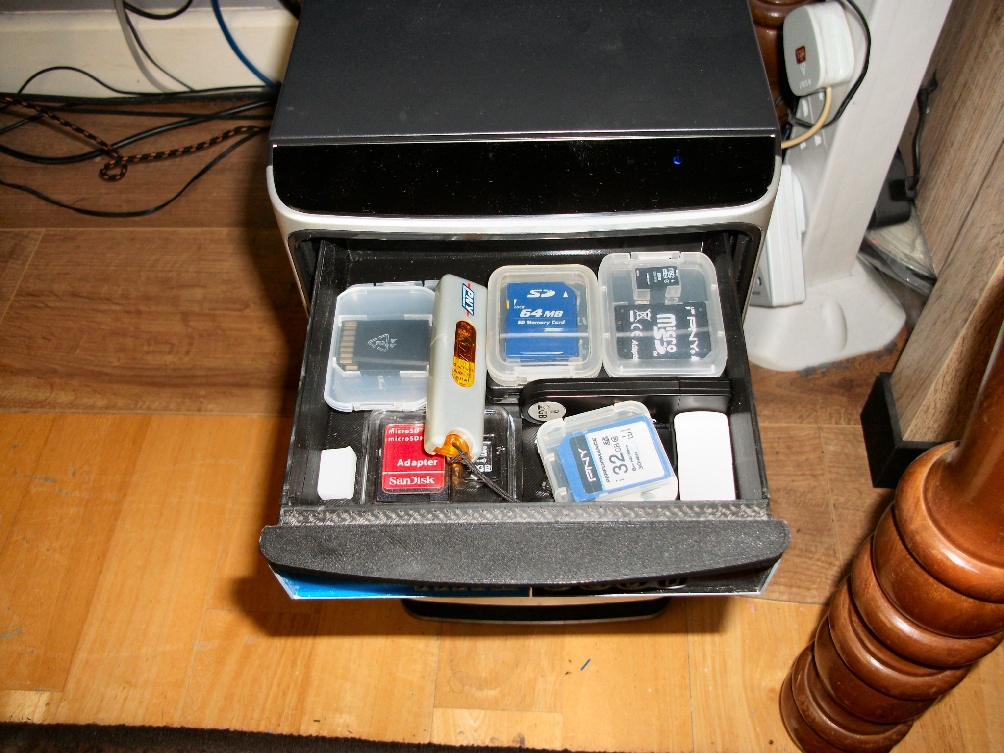 Đơn vị ngăn kéo cho ổ đĩa và gắn huy hiệu