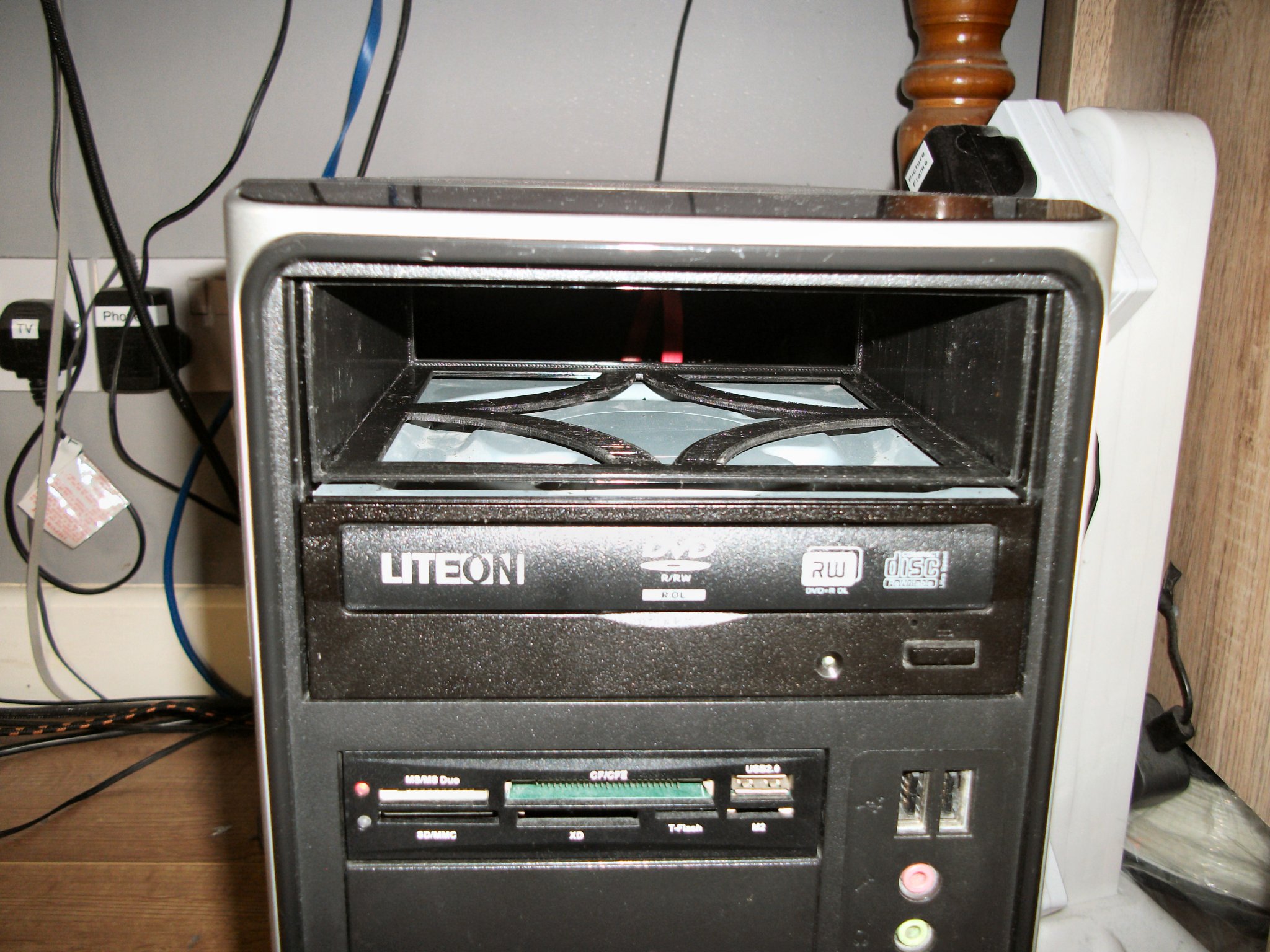 Đơn vị ngăn kéo cho ổ đĩa và gắn huy hiệu