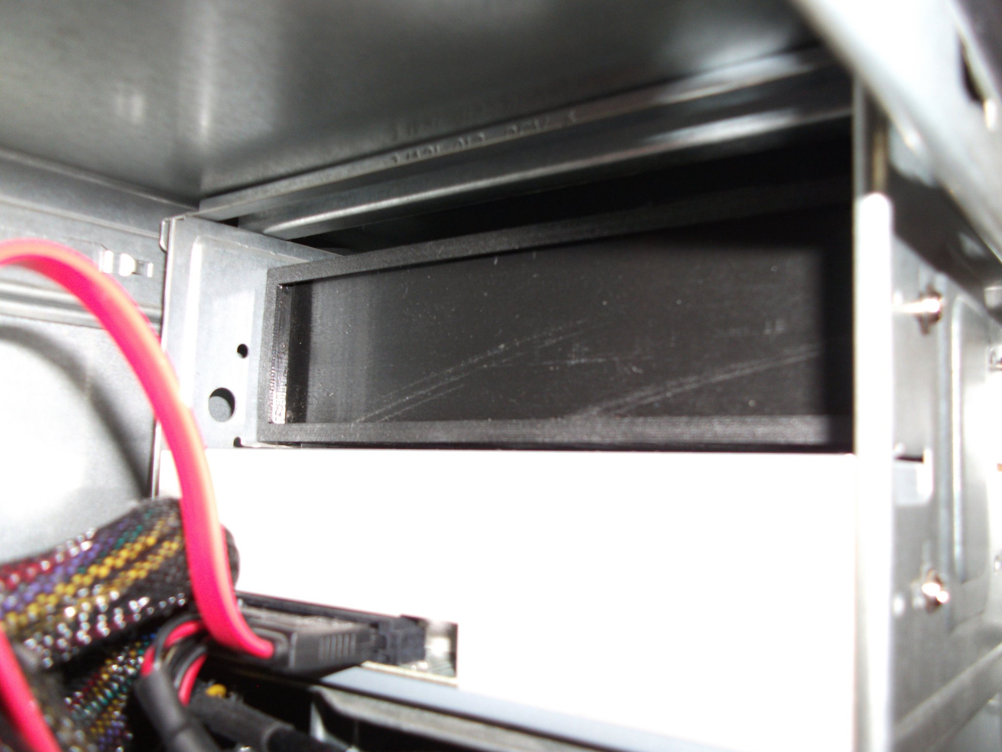 Đơn vị ngăn kéo cho ổ đĩa và gắn huy hiệu