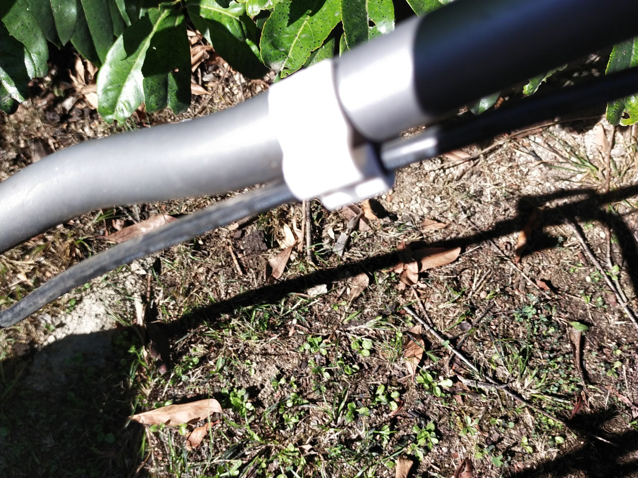 Kẹp giữ dây điều khiển cho máy cắt cỏ điện