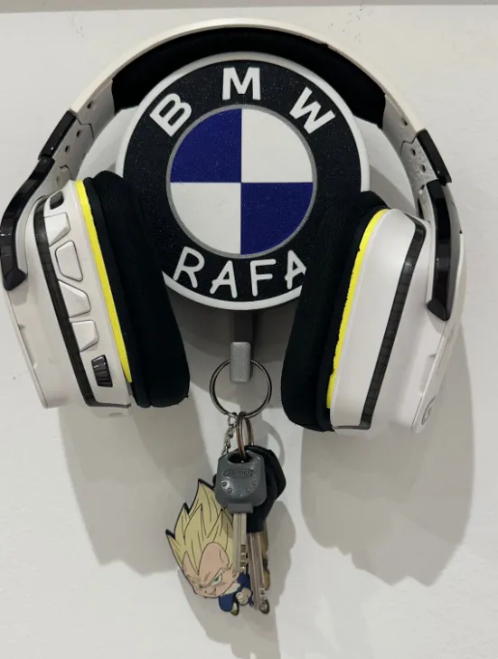 Giá đỡ tai nghe và chìa khóa có logo BMW
