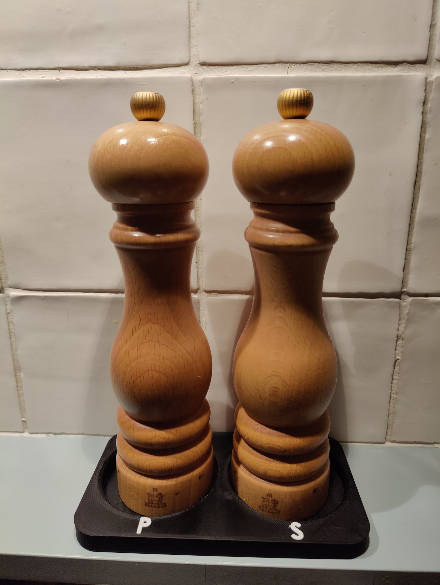 Khay đựng máy xay tiêu và muối cho bếp