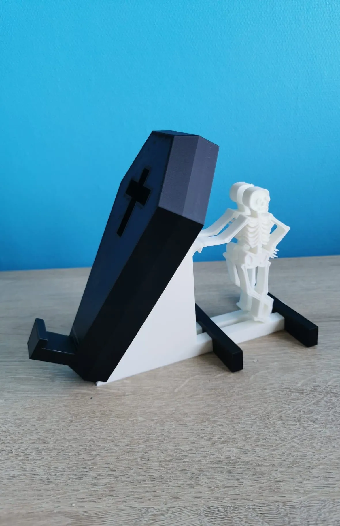 Giá đỡ điện thoại hình bộ xương hài hước