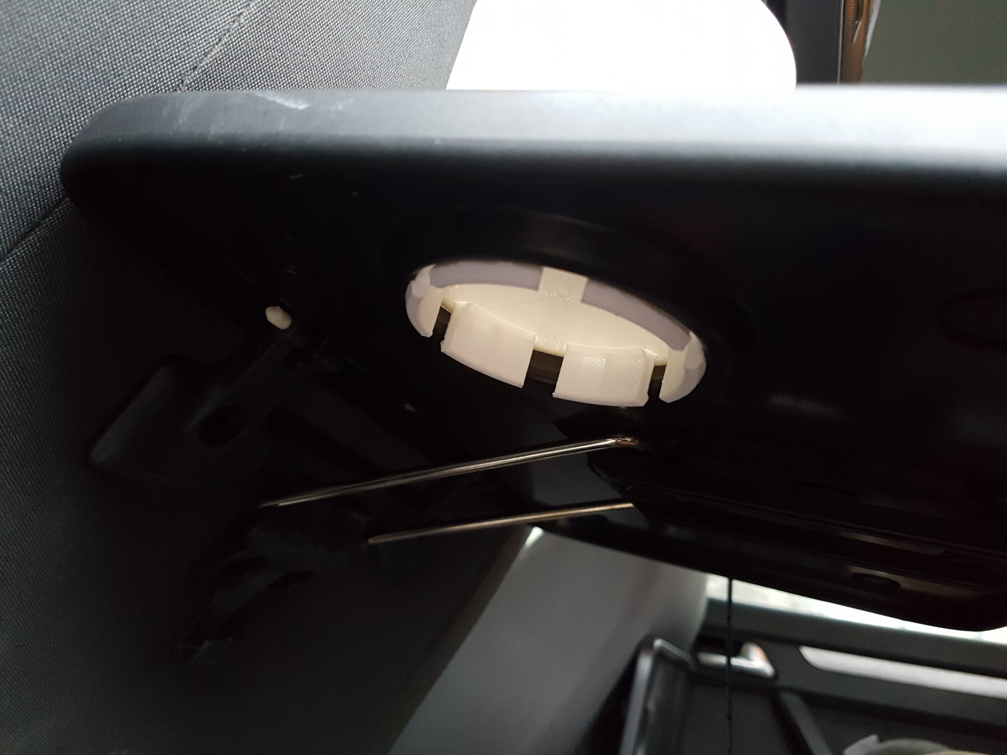 Giá đỡ cốc cho bàn gập trên xe VW Touran