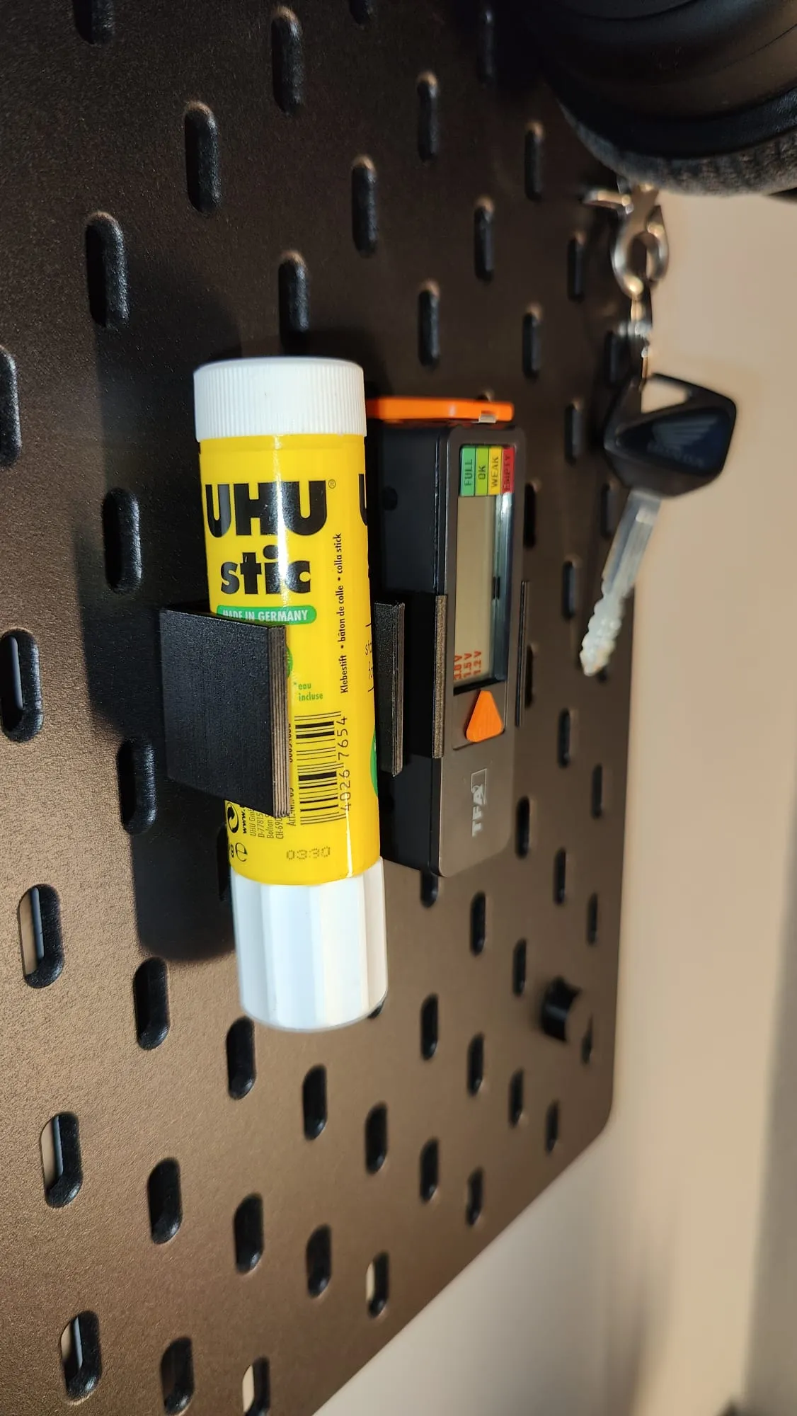 Giá đỡ kiểm tra pin và keo dán IKEA Skadis