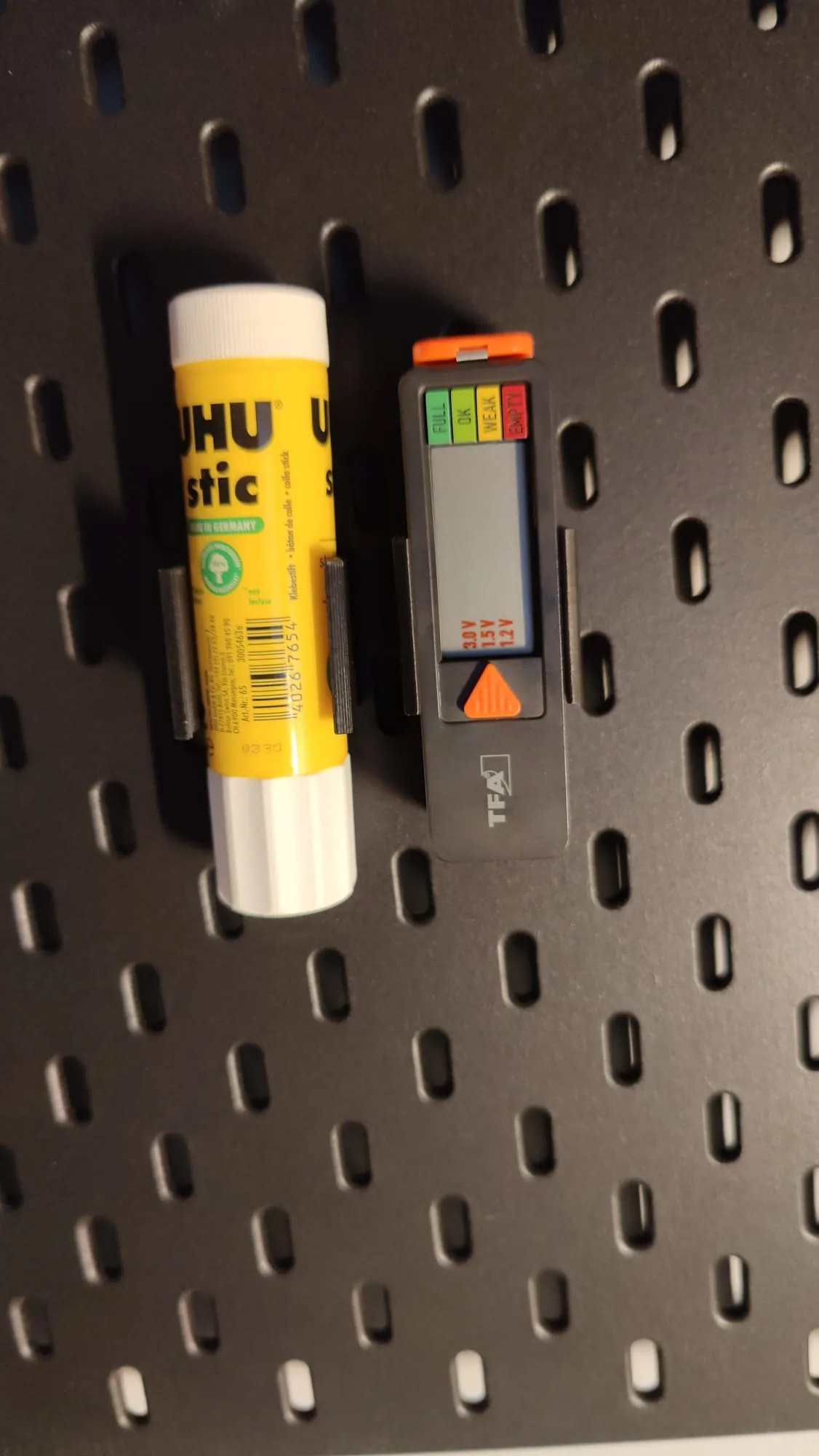 Giá đỡ kiểm tra pin và keo dán IKEA Skadis