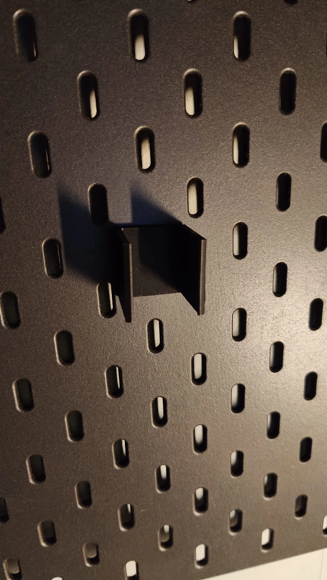 Giá đỡ kiểm tra pin và keo dán IKEA Skadis