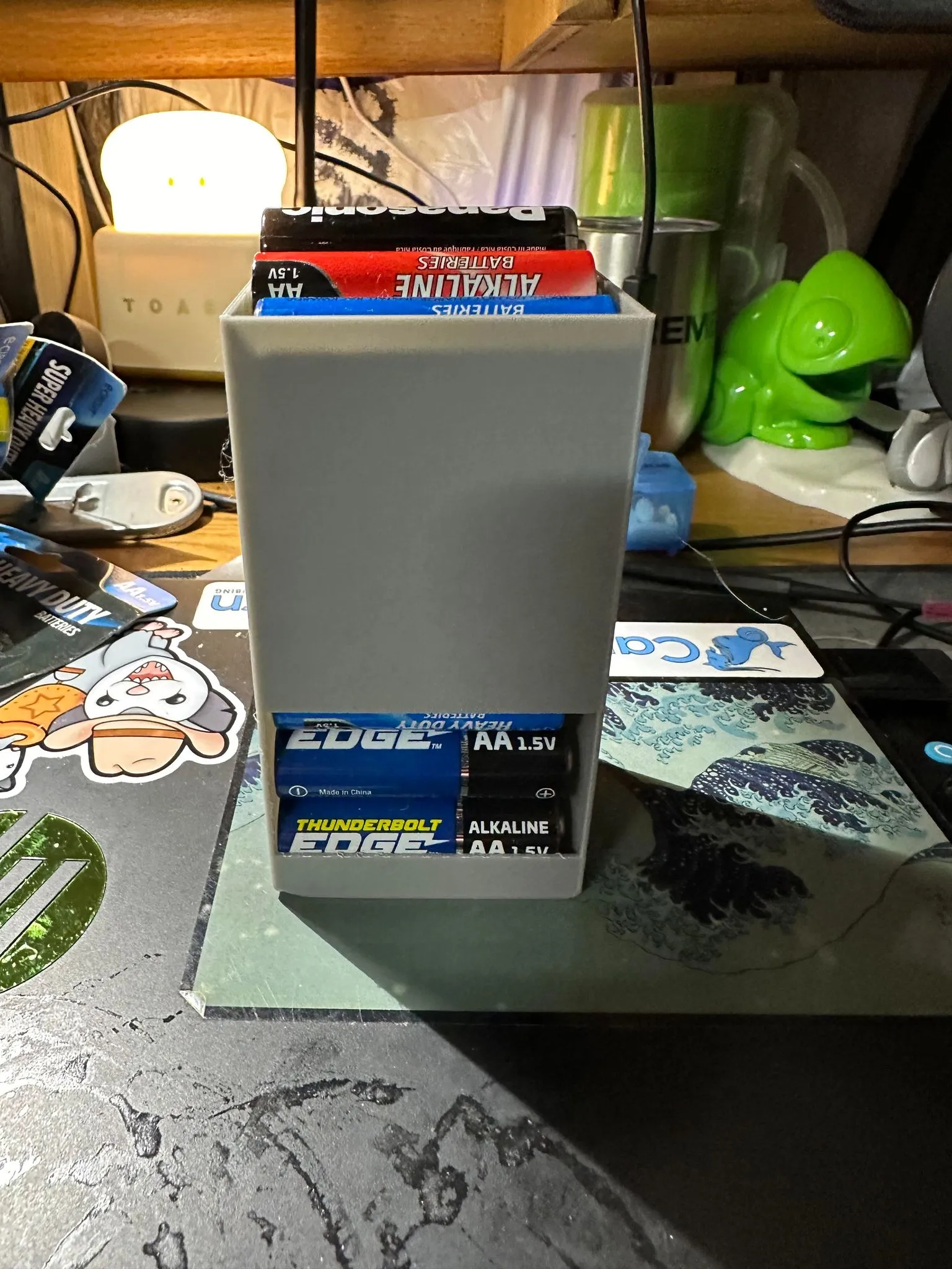 Hộp đựng pin AA với dây cao su và khe cắm hình "X