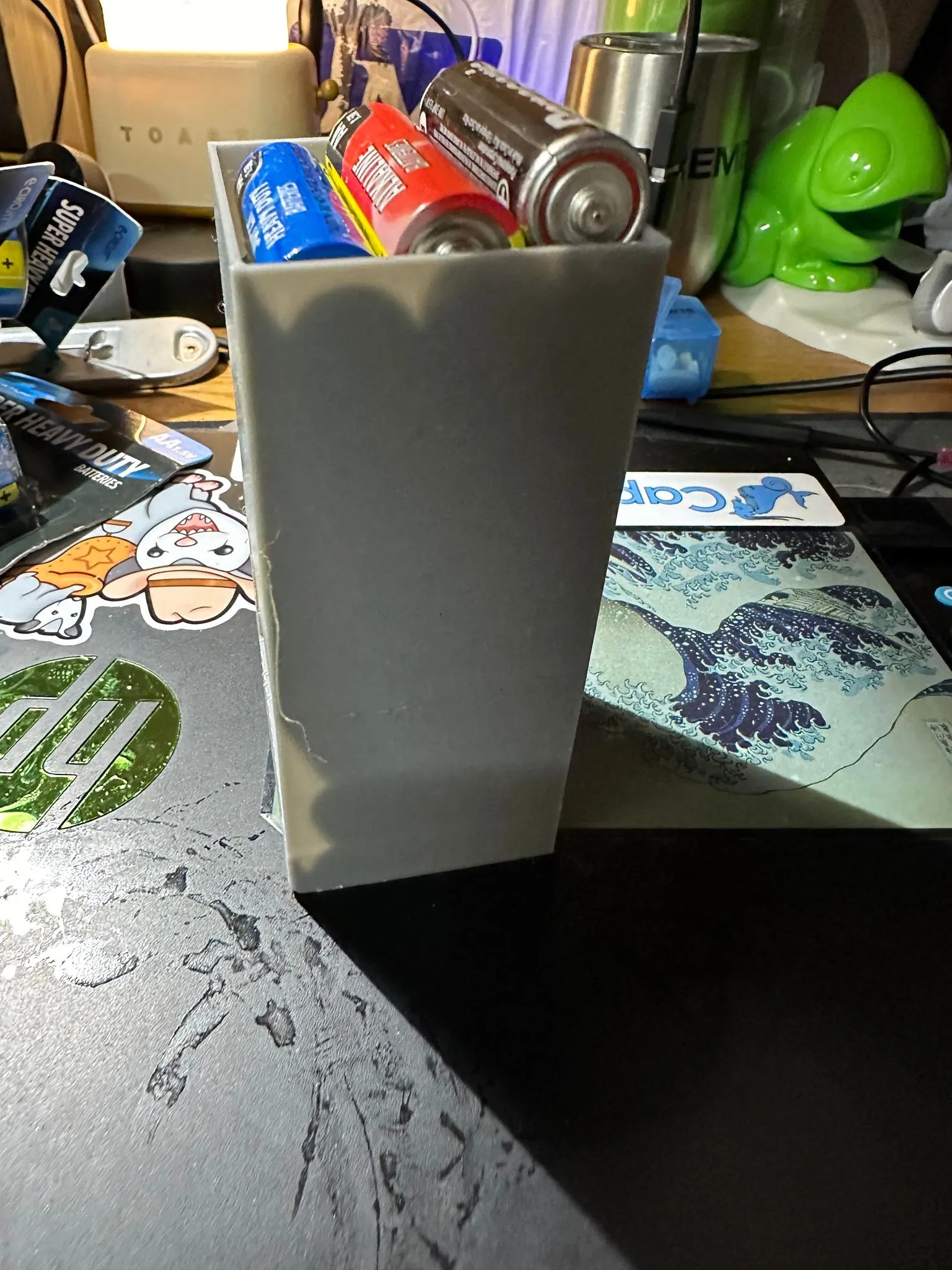 Hộp đựng pin AA với dây cao su và khe cắm hình "X