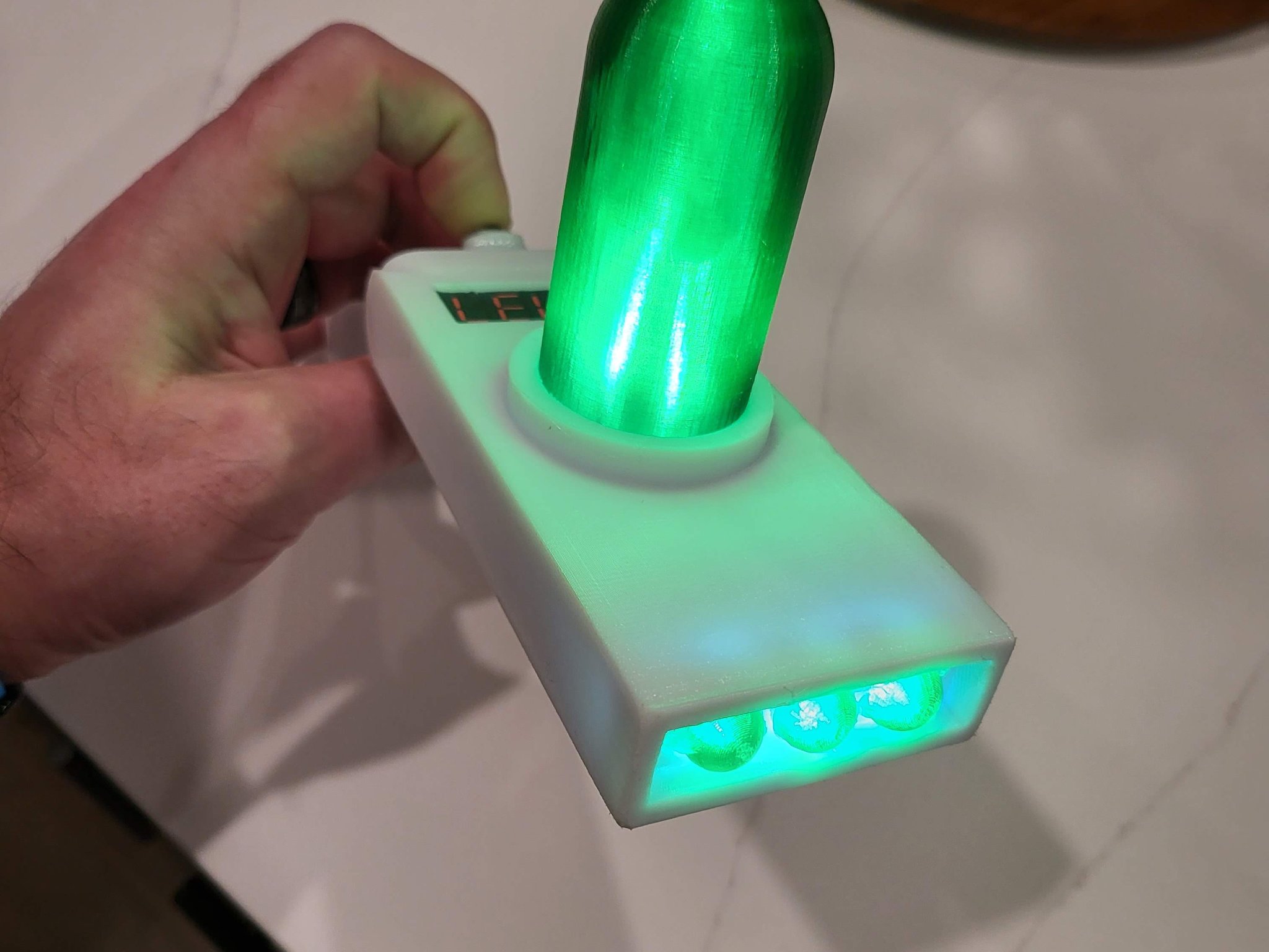 Súng portal của Rick Sanchez với thiết kế có đèn