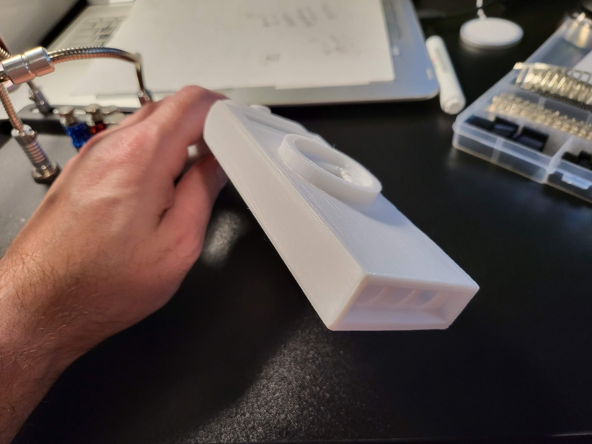 Súng portal của Rick Sanchez với thiết kế có đèn