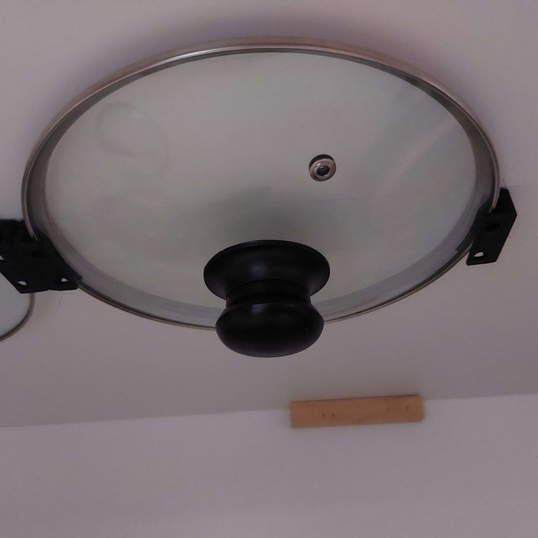 Giá đỡ nắp chảo gắn trên trần tủ bếp