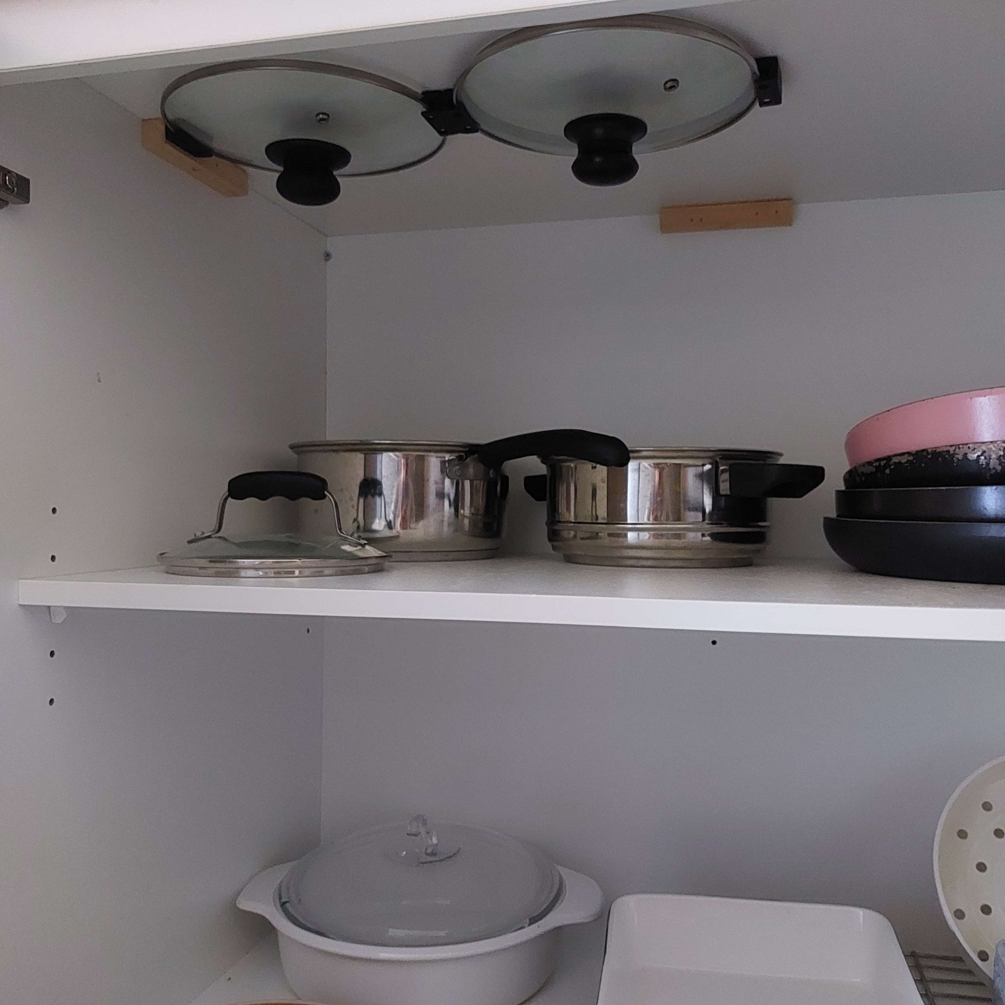 Giá đỡ nắp chảo gắn trên trần tủ bếp