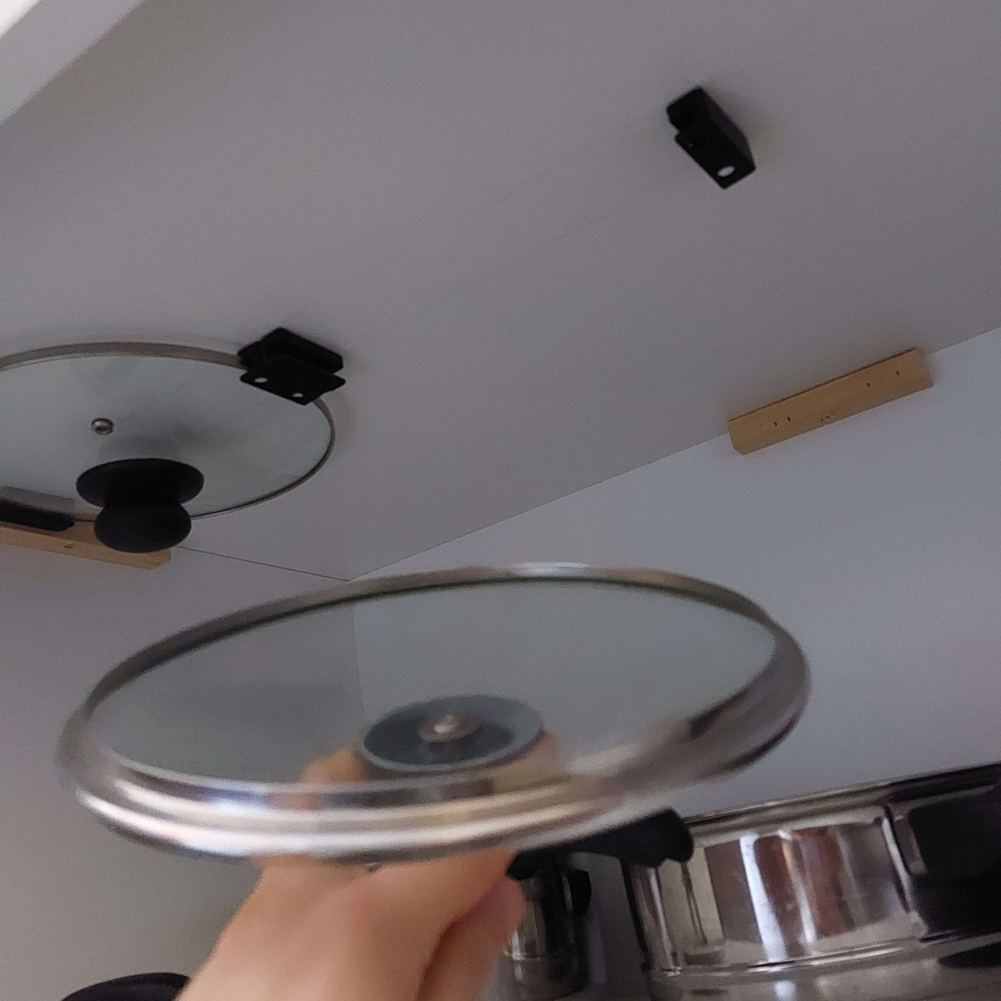 Giá đỡ nắp chảo gắn trên trần tủ bếp