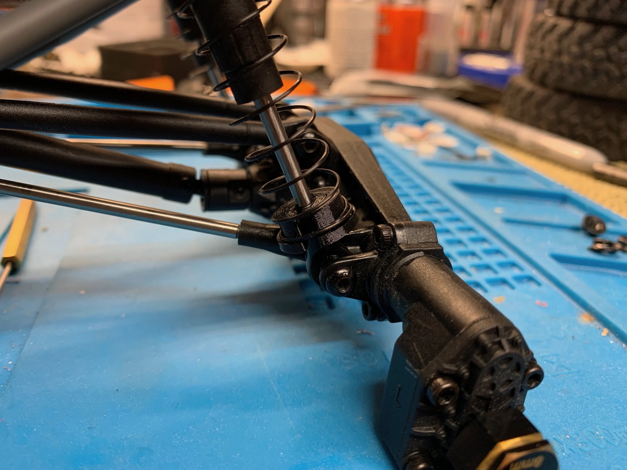 Giá đỡ lò xo UTB18 giúp hạ thấp trọng tâm