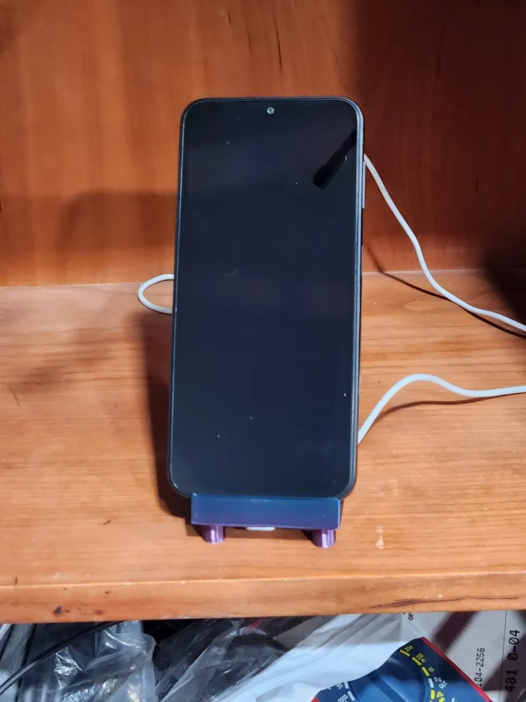 Giá đỡ điện thoại và máy tính bảng có chân và lỗ sạc