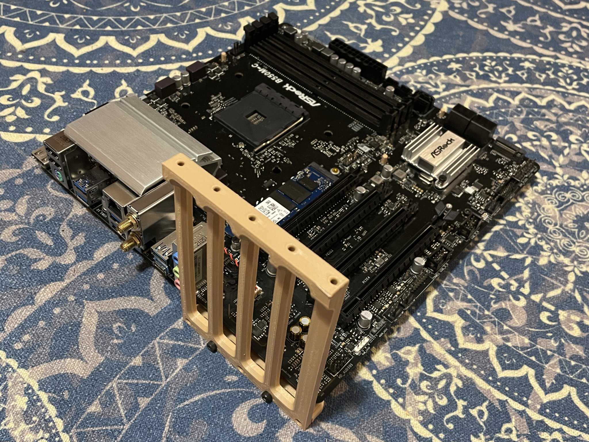 Giá đỡ bo mạch mATX với hỗ trợ thẻ tùy chọn