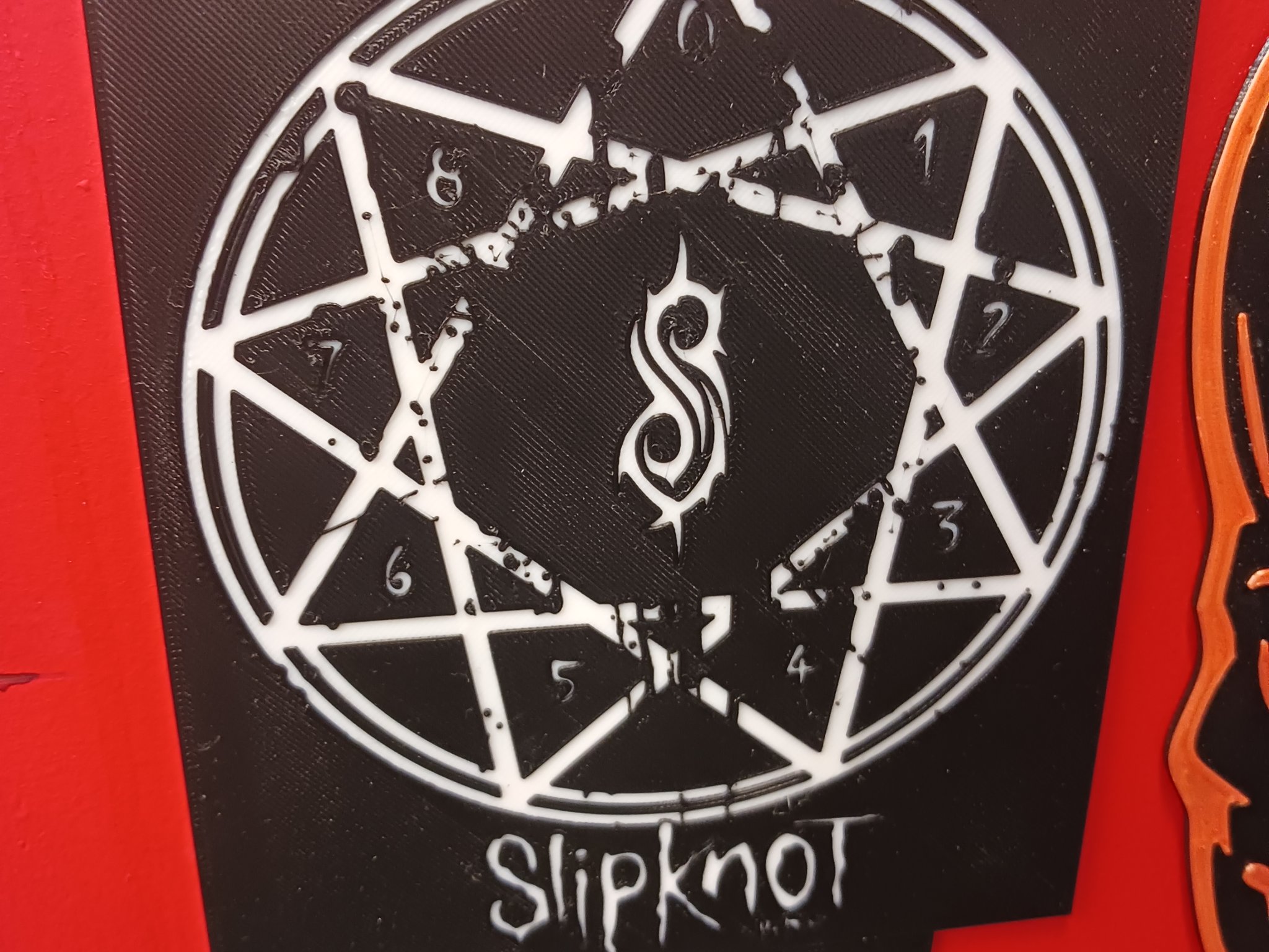 Biểu tượng logo Slipknot in hai màu sắc