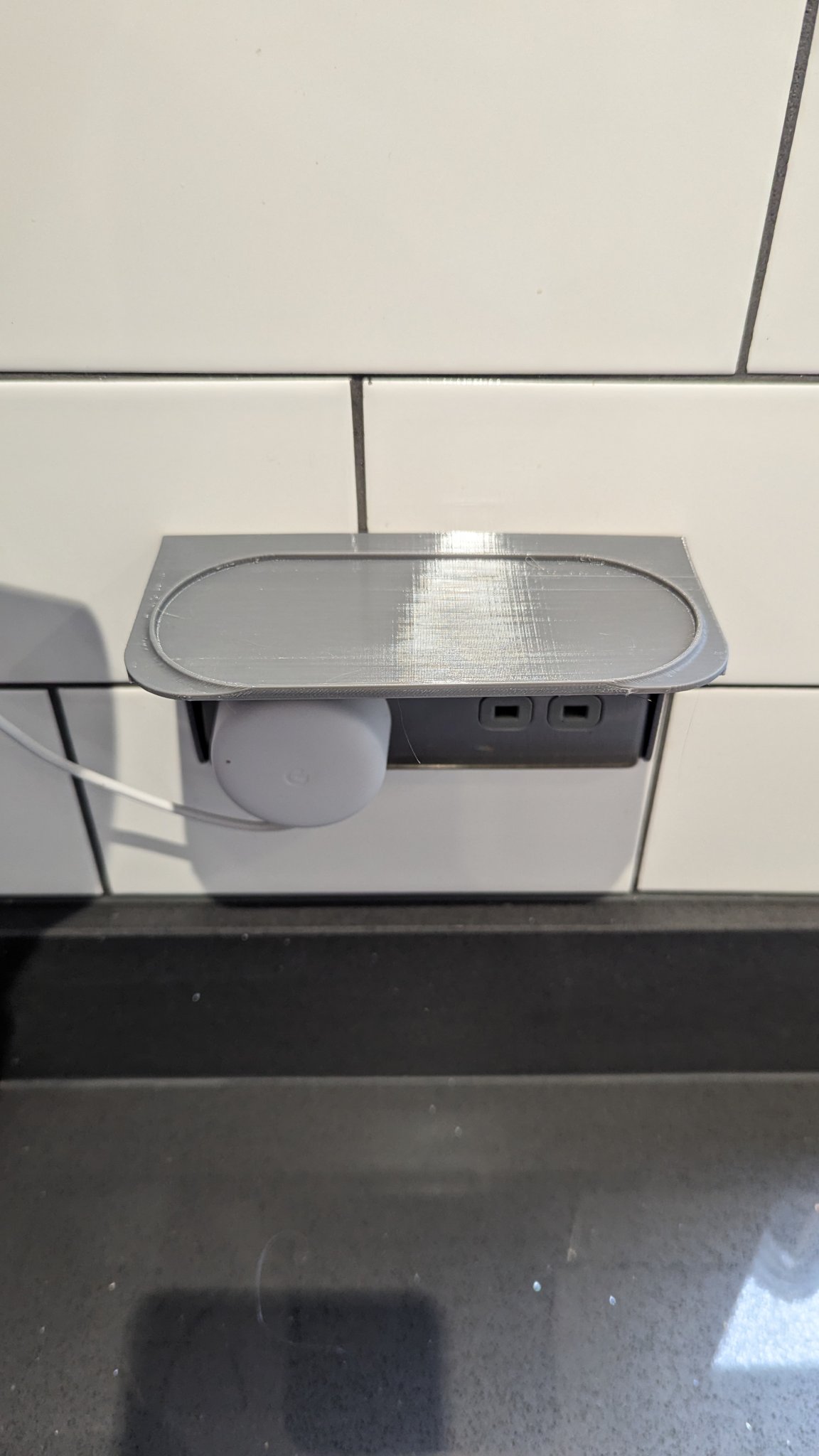 Giá đỡ Google Nest cho ổ cắm 2G tại nơi làm việc