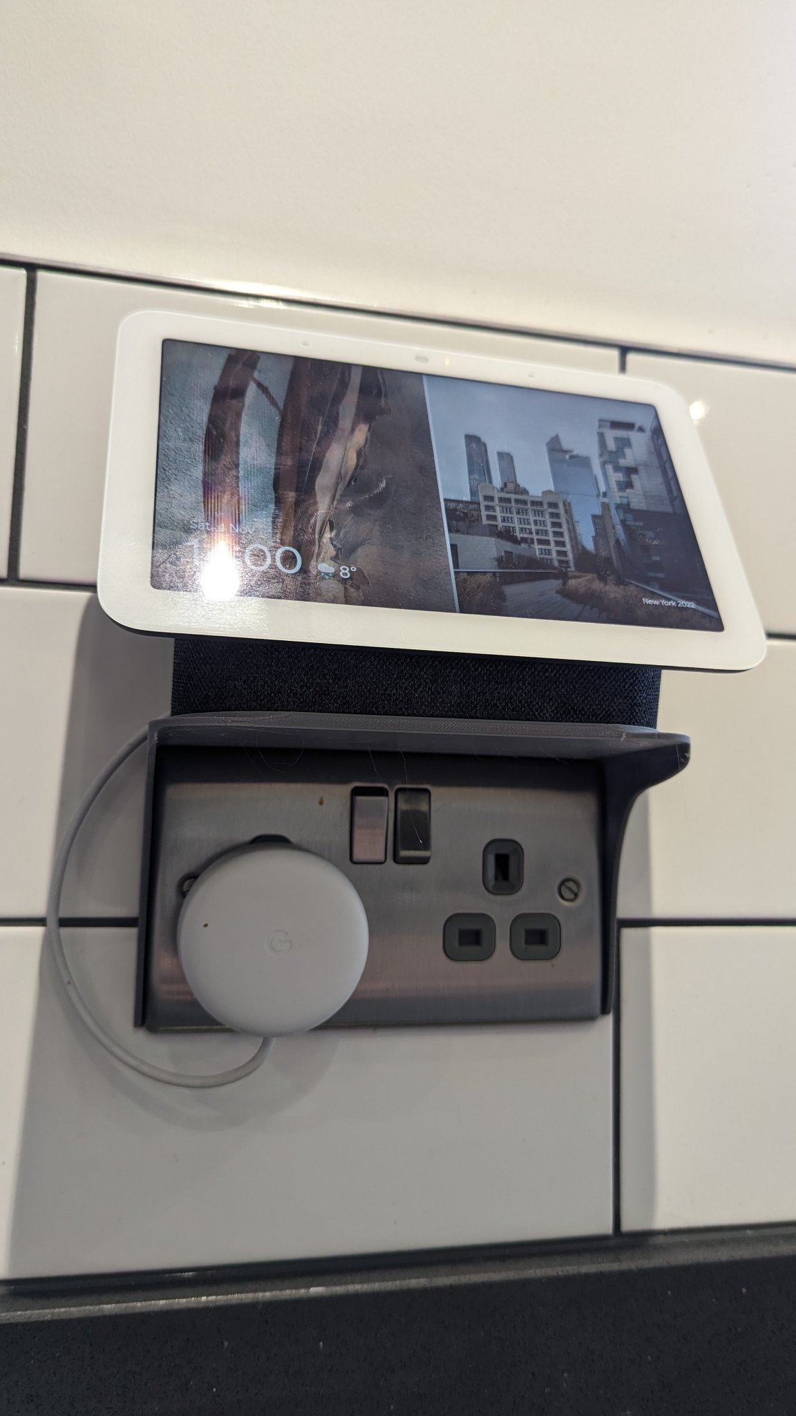 Giá đỡ Google Nest cho ổ cắm 2G tại nơi làm việc