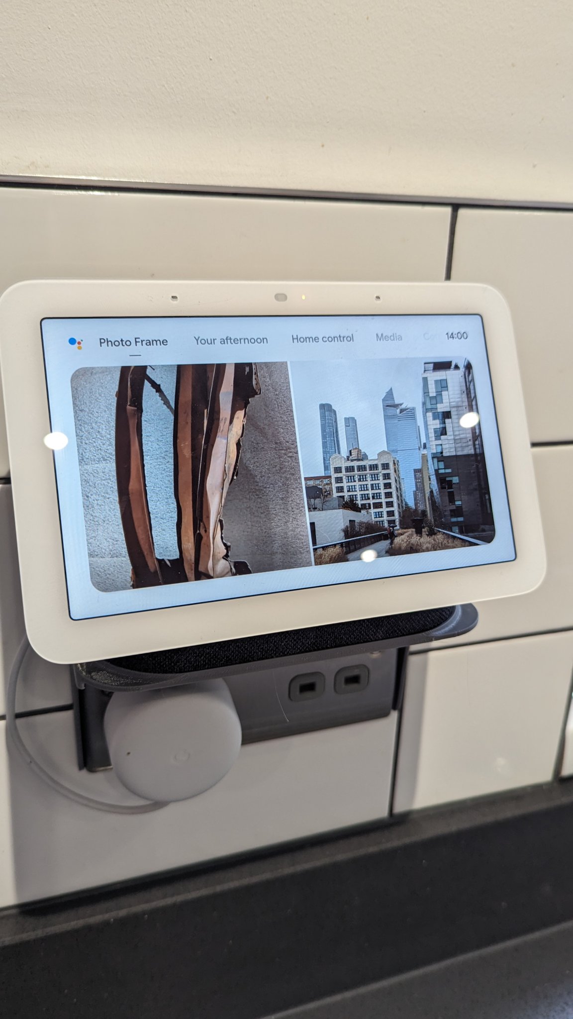 Giá đỡ Google Nest cho ổ cắm 2G tại nơi làm việc