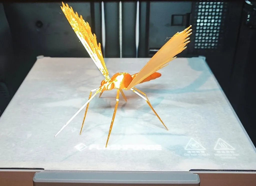 Mô hình muỗi khổng lồ không cần hỗ trợ