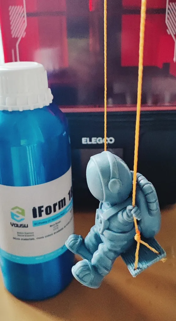 Phi hành gia đang đu trên xích đu