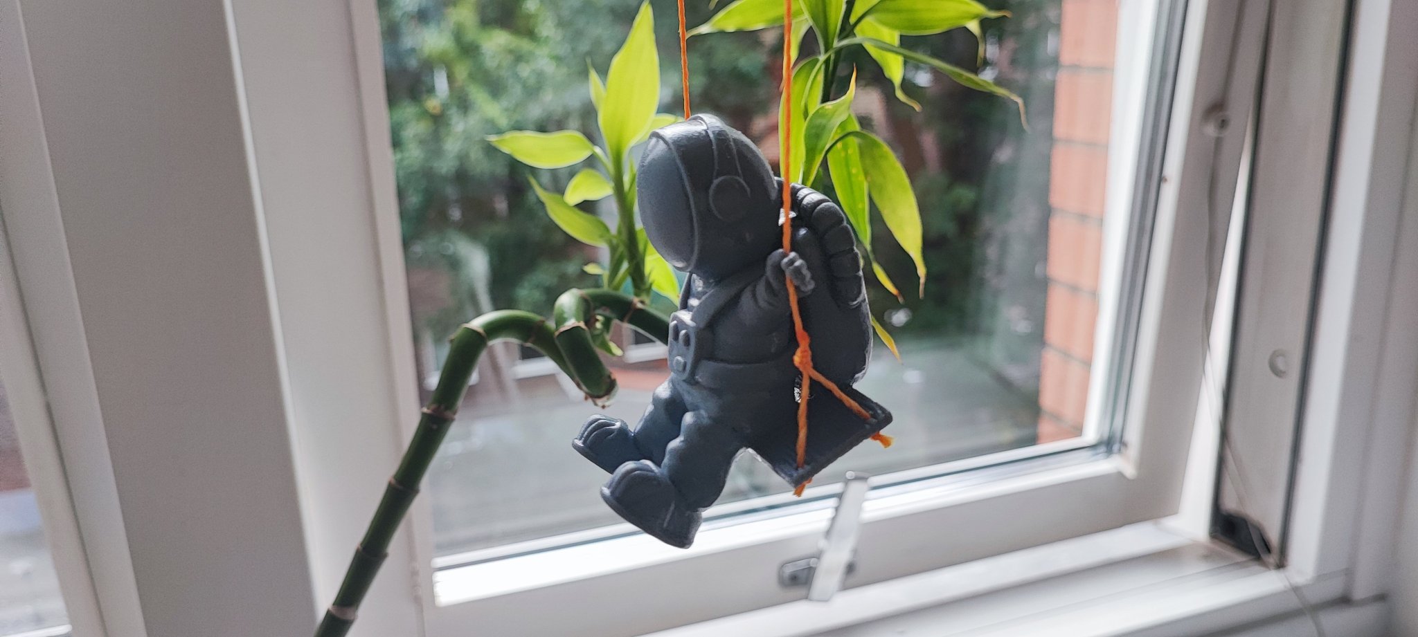 Phi hành gia đang đu trên xích đu