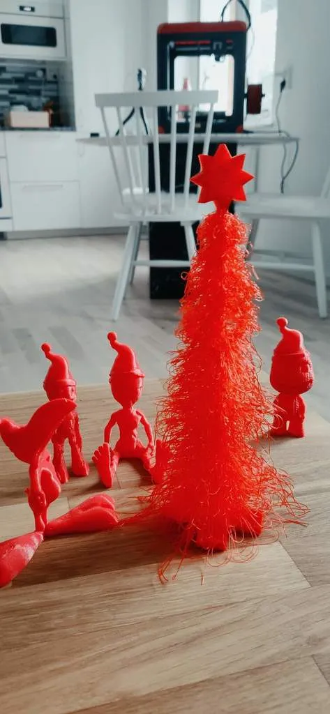 Cây thông mini Giáng sinh với đỉnh trang trí