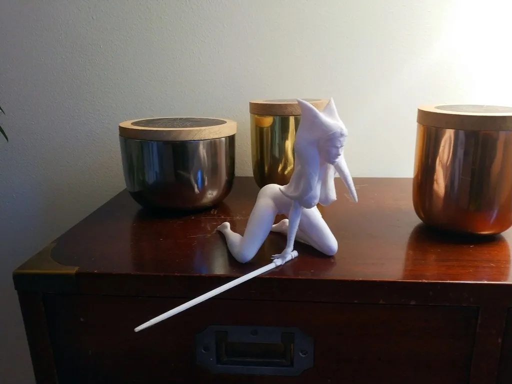 Nhân vật Ahsoka Tano trong Star Wars với đèn kiếm