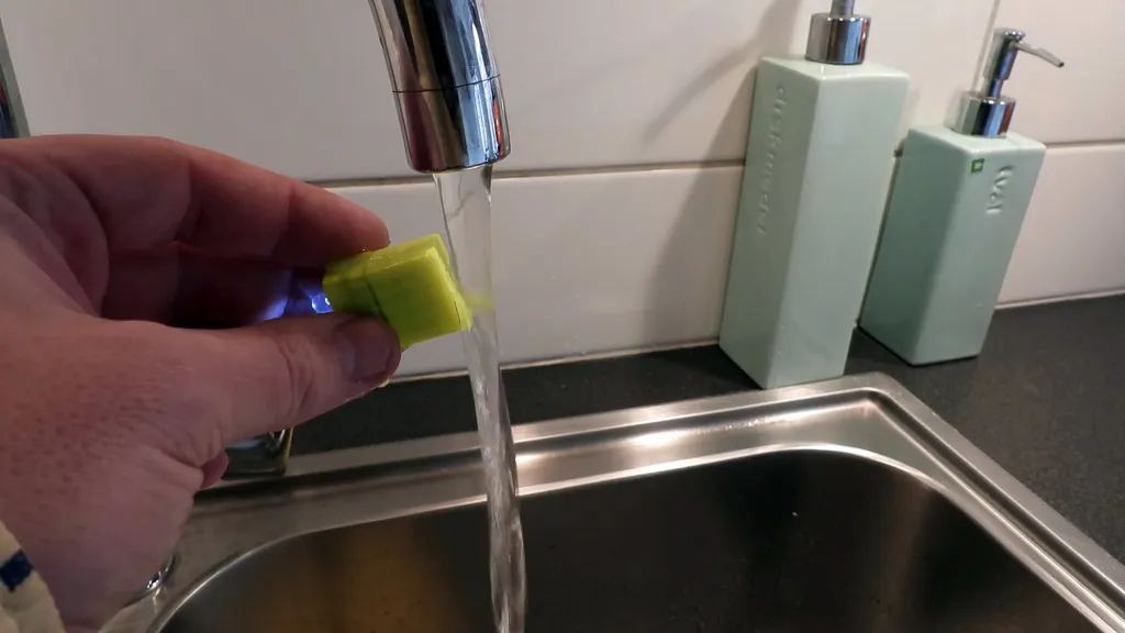 Đèn pin mini chạy bằng nước máy