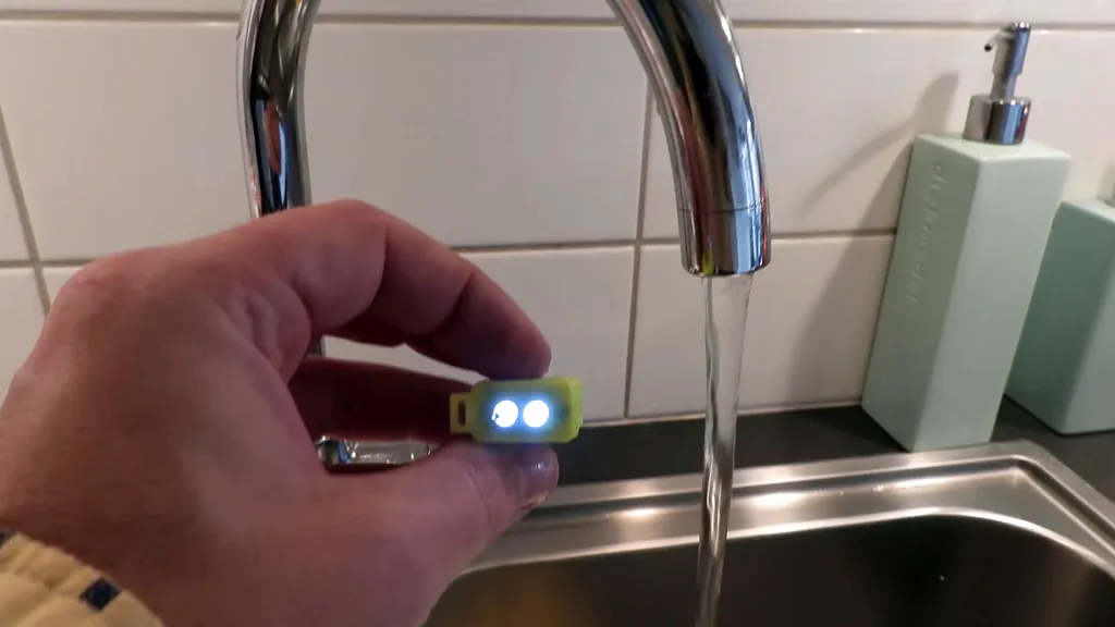 Đèn pin mini chạy bằng nước máy