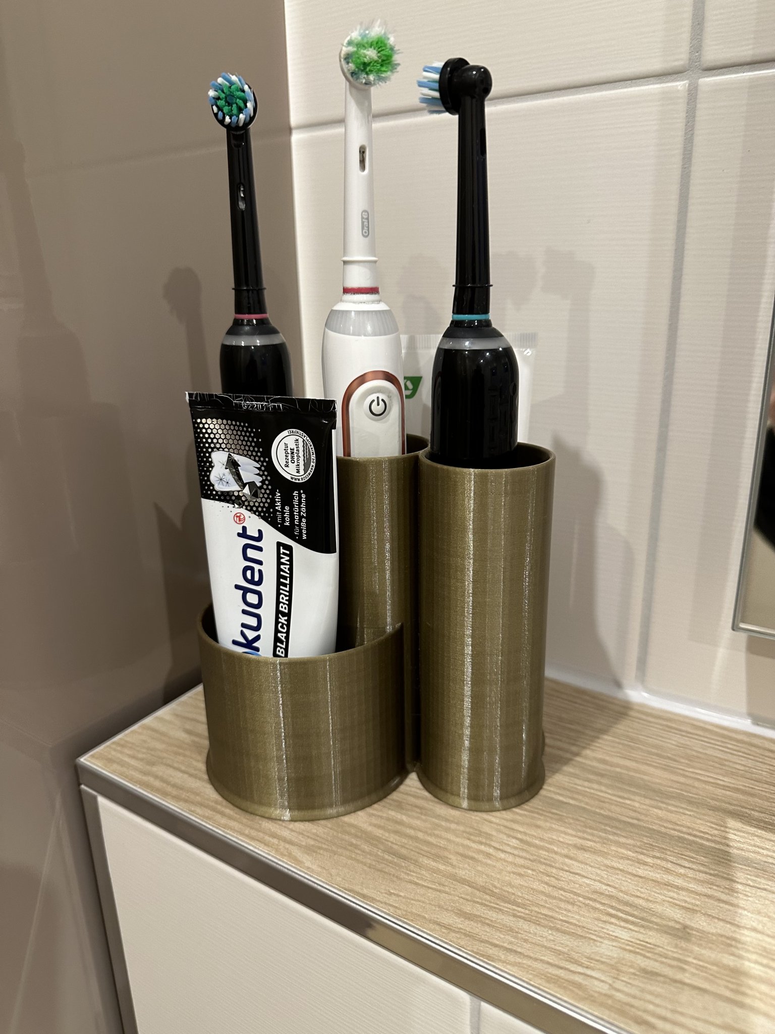 Giá đỡ bàn chải đánh răng và bông tẩy trang đa dạng phong cách