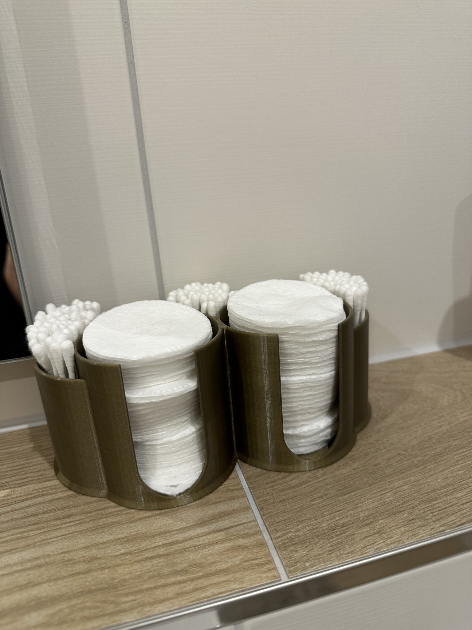 Giá đỡ bàn chải đánh răng và bông tẩy trang đa dạng phong cách