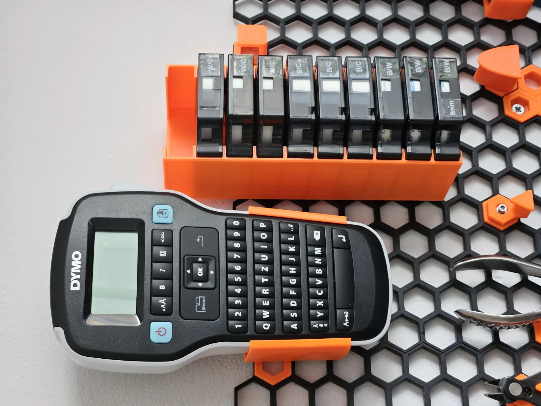 Giá đỡ nhãn Dymo D1 cho tường lưu trữ Honeycomb