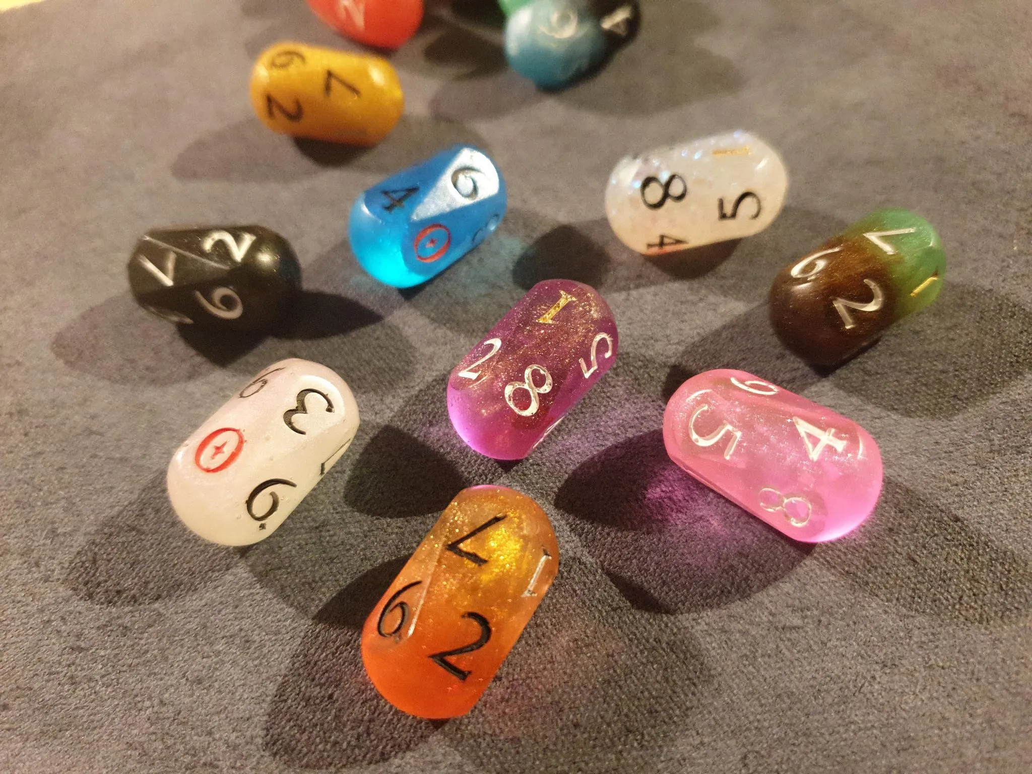 Xúc xắc dạng viên thuốc có số và không có số