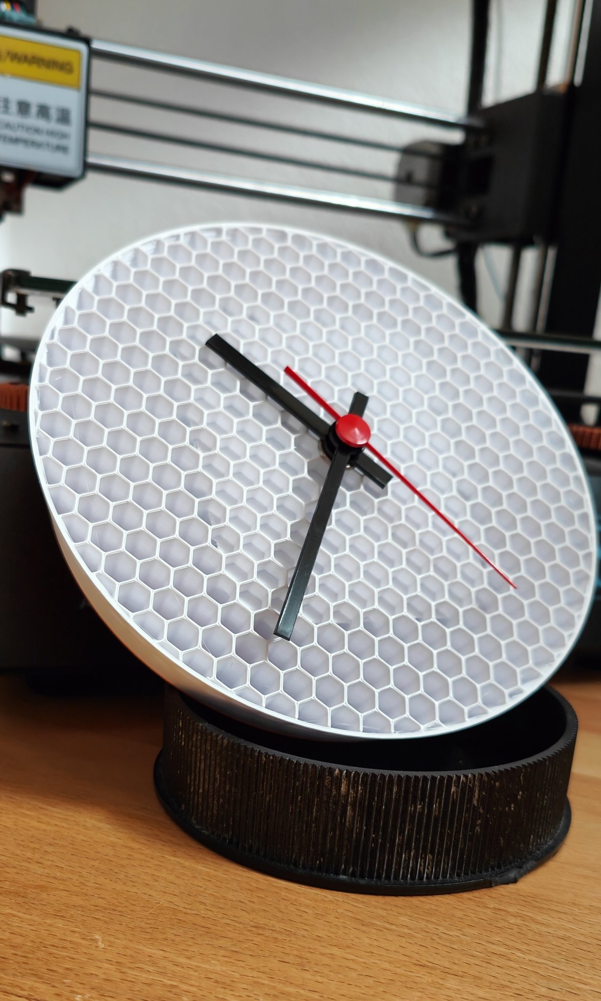 Đồng hồ treo tường với họa tiết lấp đầy hình lục giác