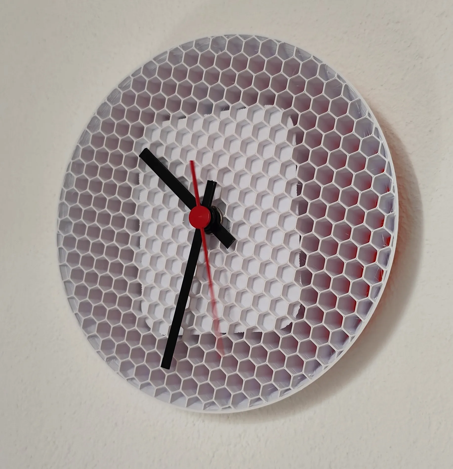 Đồng hồ treo tường với họa tiết lấp đầy hình lục giác