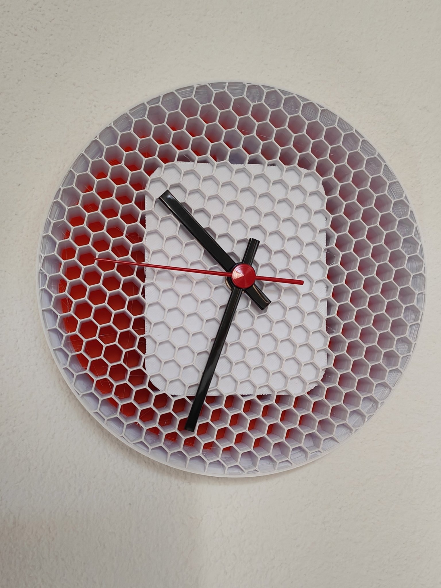 Đồng hồ treo tường với họa tiết lấp đầy hình lục giác